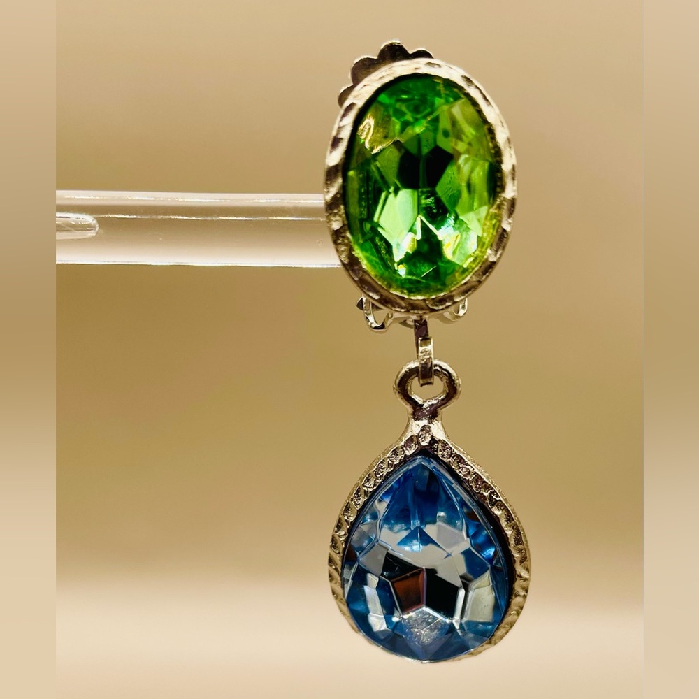 Vintage faceted crystal dangle earrings. Oval green and teardrop blue. Clip on